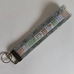 Accessoires|ZauberhafteDinge24 Schlüsselanhänger aus grauem Filz mit aufgenähtem Webband *Glaube Hoffnung Liebe*