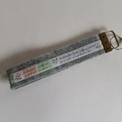 Accessoires|ZauberhafteDinge24 Schlüsselanhänger aus grauem Filz mit aufgenähtem Webband *Glaube Hoffnung Liebe*
