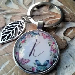 Accessoires|Die Schmuckkiste Schlüsselanhänger Buchstabe Cabochon silberfarbe Fassung 25mm mit Blatt Anhänger Geschenk für Sie