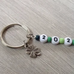 Tischdekoration|einfachpetra Schlüsselanhänger mit Kleeblatt und Jahreszahl – Glücksbringer Geschenk zum Jahreswe