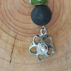 Best Schlüsselanhänger/Taschenbaumler -zum Beduften- schw. Lavaperlen, Glas-Modulperle und Anhänger ''Blume/Smiley Kinder Einschulung