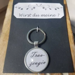 Outlet Schlüsselsanhänger Trauzeuge Hochzeit schwarz weiß Cabochon silberfarbe Fassung 25mm Gastgeschenk Accessoires