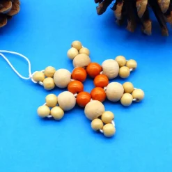Schneeflocke aus Holzperlen, natur + orange, Design B, Weihnachtsdeko, Advent, Dekoration, Geschenkanhänger, Baumschmuck Baumschmuck