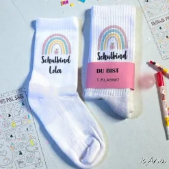 Einschulung|IsAria Schulkind Regenbogen Socken,Tennissocken, Personalisierbar, Strümpfe, Geschenkidee Einschulung