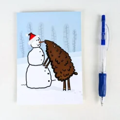 Weihnachtskarten|Thomae Art süße, winterliche Postkarte mit Schneemann und schwarzem Schaf - Din A 6 Postkarte für Kinder