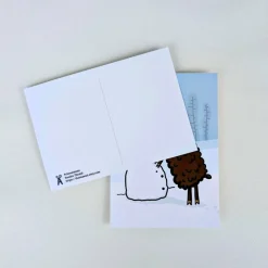Weihnachtskarten|Thomae Art süße, winterliche Postkarte mit Schneemann und schwarzem Schaf - Din A 6 Postkarte für Kinder