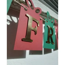 Weihnachtsdeko|TiJaPapierDeko Sehr edle Girlande zu Weihnachten. Schriftzug "Frohes Fest" in glänzendem Gold. Klassische Farben Grün und Rot.