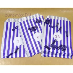 Adventskalender|bunt-mixx-DESIGN SET Adventskalender 24 Tüten lila weiß mit Zahlen-Sticker 1-24, Mini Klammern lila