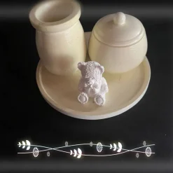 Clearance Set aus Teddy, Töpfchen und kleiner Vase auf einem runden Tablett Geschenke
