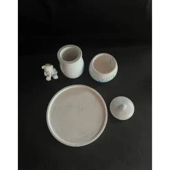 Set aus Vase, Teddy und kleiner Vase auf einem runden Tablett Geschenke