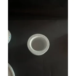 Set aus Vase, Teddy und kleiner Vase auf einem runden Tablett Geschenke