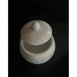 Set aus Vase, Teddy und kleiner Vase auf einem runden Tablett Geschenke