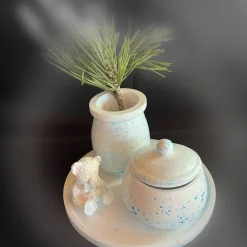 Set aus Vase, Teddy und kleiner Vase auf einem runden Tablett Geschenke
