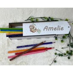 Outlet Stiftebox aus Holz personalisiert | Geschenk Einschulung| Federmäppchen Stifte Etui | Stifthalter Faultier Kinder Federmäppchen