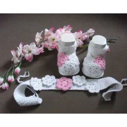 Namens- & Taufschuhe|Rosis Sockenreich Taufset „süßer Traum“ – Stirnband & Schühchen mit gehäkelten Blüten für Taufe & Baby