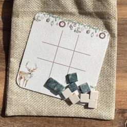 Weihnachtsgeschenke|plietschunhartlik Tic Tac Toe – Weihnachtsedition im Miniformat (inkl. Spielplan, Marmorsteine & Baumwollsäckchen)