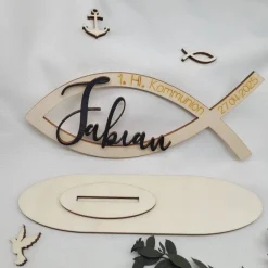 Best Tischdekoration Kommunion Platzdeko Fisch mit Name und Datum aus Holz geschnitten und handgraviert Dekoration