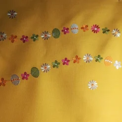 Sale Tischläufer mit  Hasenmotiven im Frühlingsblumenbeet Ostertischdeko