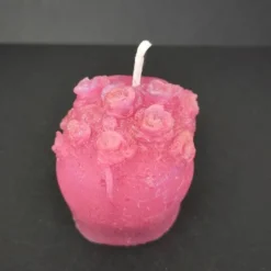 Deko Halloween|RoBo-Abenteuer Totenkopf-Kerze mit Rosen – handgegossen aus recyceltem Wachs, pink, Unikat