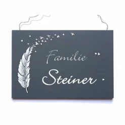 Türschild Familie aus Holz mit Name personalisiert - exklusives Hochzeitsgeschenk für das Brautpaar - besonderes Geschenk zum Hochzeitstag - individuelles Haustürschild mit Feder und Vögel Hochzeitsgeschenke