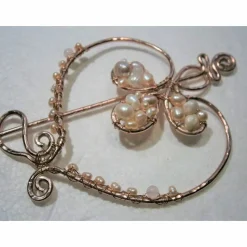 Best Tuchnadel celtic knot Herz 90 x 100 Millimeter mit Süßwasserperlen rosa Aluminium Farbe rosegold Muttertagsgeschenk Brautschmuck