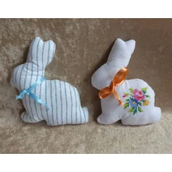 Upcycling Osterhase nähen – Deko aus alter Mitteldecke mit Kreuzstich Osterhasen