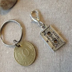 Best Vintage Geschenkset: Schlüsselanhänger mit alter Münze & Kassetten-Anhänger Geschenke