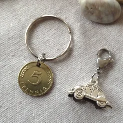 New Vintage Geschenkset: Schlüsselanhänger mit alter Münze & Auto-Anhänger Geschenke