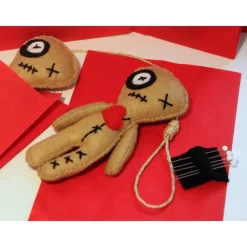 Clearance Voodoo Puppe aus Filz handgenäht und bestickt, ein ideales Nadelkissen, Deko für Halloween, Hexen Deko Halloween