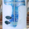 Wasser des Lebens – Moderne Osterkerze religiös mit blauem Kreuz in Wellenform, Fischen & Wellen Osterkerzen