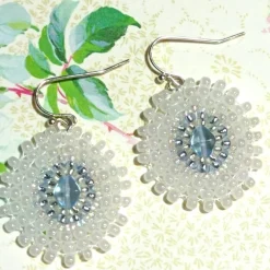 Weiße boho Ohrringe mit hellblau handgemacht Brautschmuck Glas silberfarben Brautschmuck