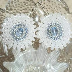 Weiße boho Ohrringe mit hellblau handgemacht Brautschmuck Glas silberfarben Brautschmuck