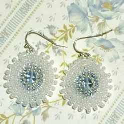 Weiße boho Ohrringe mit hellblau handgemacht Brautschmuck Glas silberfarben Brautschmuck