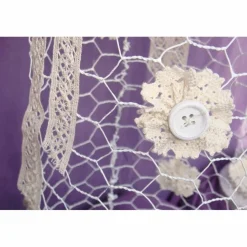 Tischdekoration|Rosarium Weiße Drahthaube mit Spiegeltablett – edle Shabby-Stil Deko für Taufe & Hochzeit, Spitze & Holzknauf