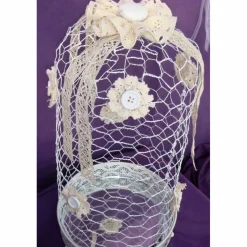 Tischdekoration|Rosarium Weiße Drahthaube mit Spiegeltablett – edle Shabby-Stil Deko für Taufe & Hochzeit, Spitze & Holzknauf