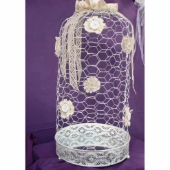 Tischdekoration|Rosarium Weiße Drahthaube mit Spiegeltablett – edle Shabby-Stil Deko für Taufe & Hochzeit, Spitze & Holzknauf