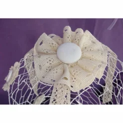 Tischdekoration|Rosarium Weiße Drahthaube mit Spiegeltablett – edle Shabby-Stil Deko für Taufe & Hochzeit, Spitze & Holzknauf
