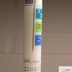 Taufkerzen|Kreativatelier A & V weiße Taufkerze mit Kreuz und den Symbolen Taube, Alpha und Omega, Wellen, Fisch auf 4 farbigen Kacheln