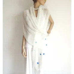 Outlet Weißer Mohair Schal mit blauen Blüten, gestrickte Stola Hochzeit, festliches Tuch für die Braut, Sommer Schultertuch Brautstolen & -Boleros