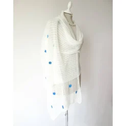 Outlet Weißer Mohair Schal mit blauen Blüten, gestrickte Stola Hochzeit, festliches Tuch für die Braut, Sommer Schultertuch Brautstolen & -Boleros