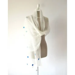 Outlet Weißer Mohair Schal mit blauen Blüten, gestrickte Stola Hochzeit, festliches Tuch für die Braut, Sommer Schultertuch Brautstolen & -Boleros