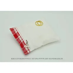 Ringkissen|Handmade-in-Franken Weißes Ringkissen Angler – Handgemachtes Landhaus Ringträgerkissen mit Angelhaken für Hochzeit