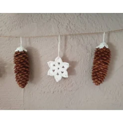 Weihnachtsdeko|SaVö-Design Häkelapplikationen Weihnachtliche Girlande mit gehäkelten Sternen und echten Zapfen – Rustikale Wanddeko für Winter und Weihnachten