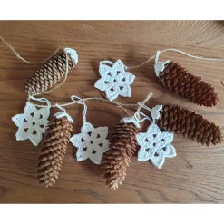 Weihnachtsdeko|SaVö-Design Häkelapplikationen Weihnachtliche Girlande mit gehäkelten Sternen und echten Zapfen – Rustikale Wanddeko für Winter und Weihnachten