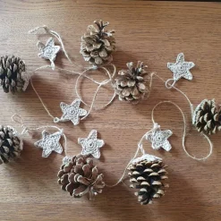 Weihnachtsdeko|SaVö-Design Häkelapplikationen Weihnachtliche Kieferzapfen-Girlande mit gehäkelten Sternen - Natürliche rustikale Deko