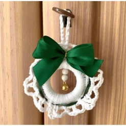 Clearance Weihnachtliches Häkelkränzchen Baumschmuck in weiß mit grüner Schleife von Baumschmuck