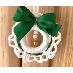 Clearance Weihnachtliches Häkelkränzchen Baumschmuck in weiß mit grüner Schleife von Baumschmuck