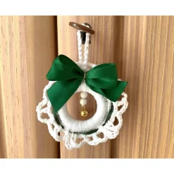 Clearance Weihnachtliches Häkelkränzchen Baumschmuck in weiß mit grüner Schleife von Baumschmuck