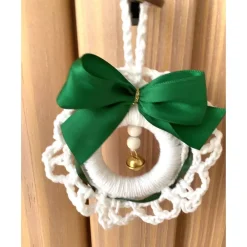 Clearance Weihnachtliches Häkelkränzchen Baumschmuck in weiß mit grüner Schleife von Baumschmuck