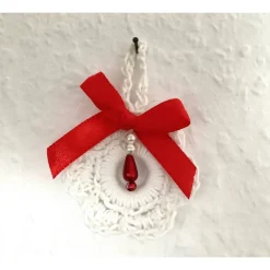 Geschenkeanhänger|HOBBYHAUS Weihnachts-Häkelkränzchen Baumschmuck Geschenkeanhänger weiß mit roter Satin-Schleife von